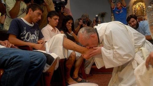 بابا الفاتيكان يتواضع ويغسل الارجل