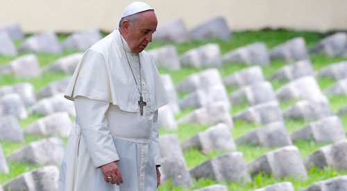 البابا فرنسيس يمشي في المقبرة النمساوية-المجرية