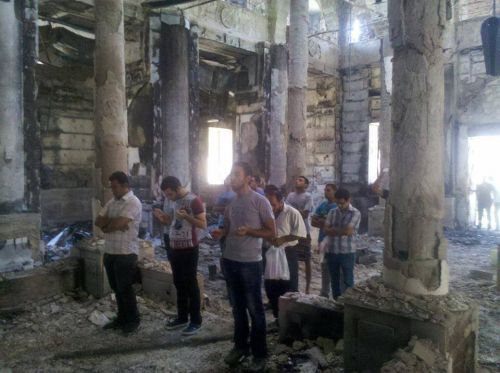الاخوان المسلمون يصلون بكنائس احرقوها