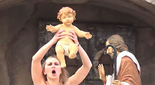 ناشطة فيمن تعري صدرها يوم الميلاد وتنتزل تمثال الطفل يسوع