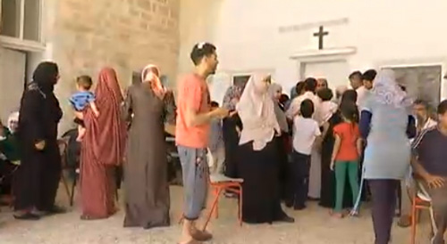 الكنيسة تفتح ابوابها امام المسلمين المشردين بسبب القصف الاسرائيلي على قطاع غزة