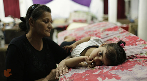 عراقية نازحة مع طفلتها