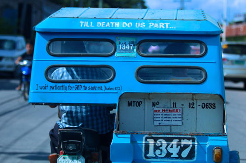 ايات من الكتاب المقدس على سيارات الاجرة في الفلبين