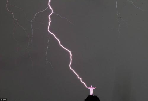 البرق يضرب تمثال المسيح في مدينة ريو دي جانيرو في البرازيل