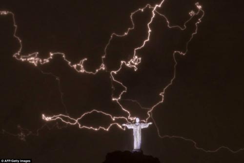 عواصف وبروق، تمثال المسيح الفادي في البرازيل