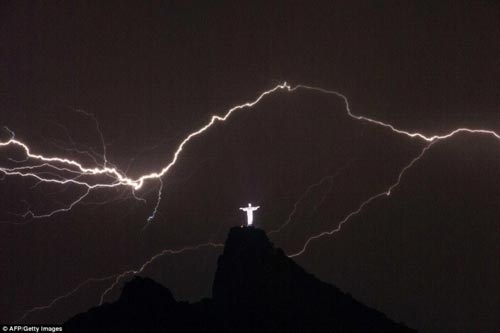 برق يضرب تمثال المسيح الفادي في ريو دي جانيرو ويكسر اصبعه