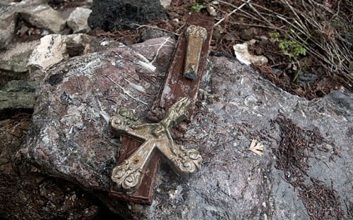 صليب مكسور في قرية كساب السورية جراء اعتداء مسلحين إسلاميين على كنيسة بالقرية