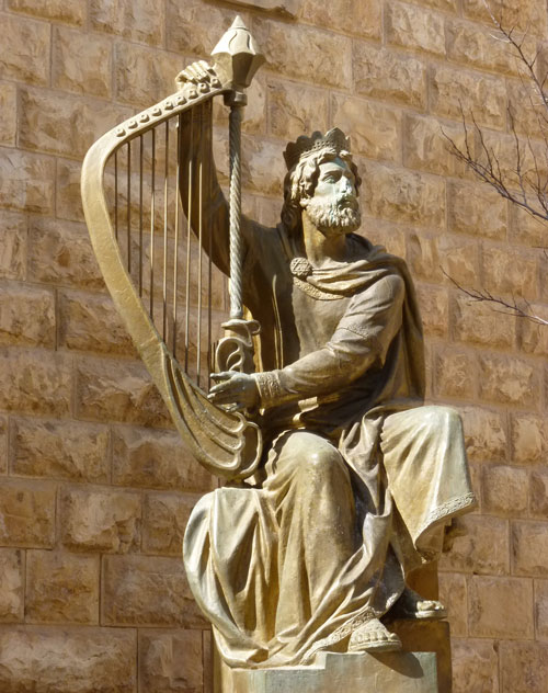 تمثال الملك داود مع قيثارته على جبل صهيون