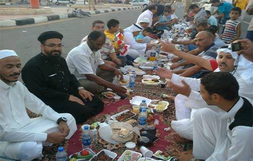 راعي كنسية بطور سيناء يشارك المسلمين إفطارهم