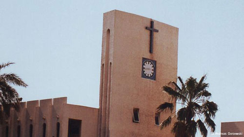 حالة استثنائية: صليب كبير على واجهة برج الكنيسة البروتستانتية في المنامة