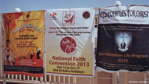 إعلانات إلى جانب كنيسة الدوحة الكاثوليكية