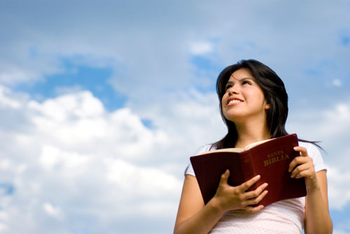 امرأة تقرأ في الانجيل