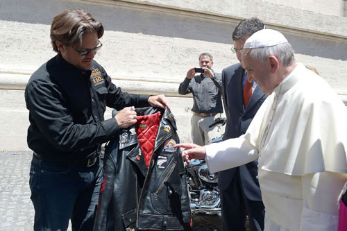 البابا يبيع دراجته الخاصة من طراز هارلي ديفيدسون لصالح المشردين