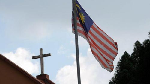 العلم الماليزي امام الكنيسة في ماليزيا