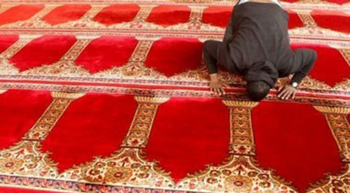 مسلم يصلي في مسجد