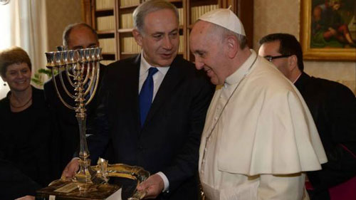 الرئيس الاسرائيلي يهدي بابا الفاتيكان شمعدانا فضيا وكتابا كتبه والده الراحل