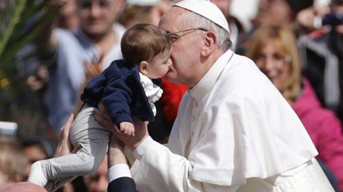 البابا يقبل طفلا