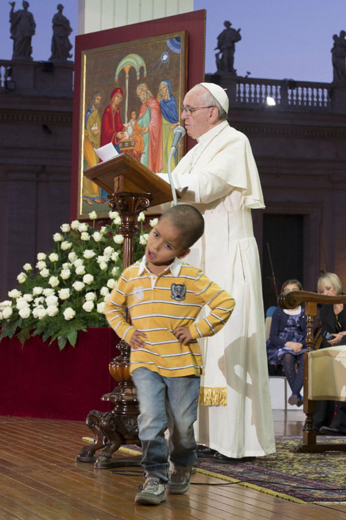 الطفل سرق الانظار من بابا الكاثوليك
