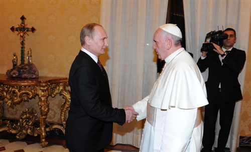 بابا الفاتيكان فرنسيس الاول يصافح الرئيس الروسي فلاديمير بوتين