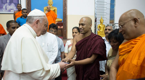 البابا فرانسيس يزور معبدا بوذيا في سيريلانكا