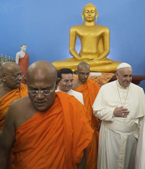 البابا فرنسيس داخل معبد بوذي في سريلانكا