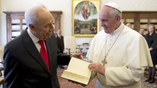 بيريس يهدي بابا الفاتيكان طبعه من الكتاب المقدس
