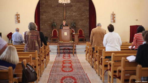 اول قسيسة عربية - رولا سليمان داخل الكنيسة البروتستانتية في طرابلس أثناء الصلاة