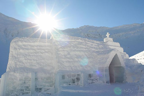 كنيسة رومانية من الثلج