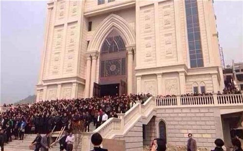 الصين لا تؤيد هدم الكنائس ولكنها تقول ان نمو المسيحية اصبح مفرطا