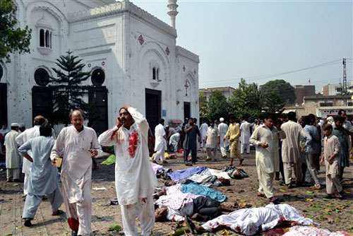 انفجار امام كنيسة باكستانية