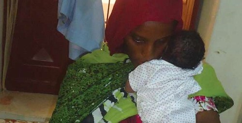مريم يحيا ابراهيم السودانية مع طفلتها مايا