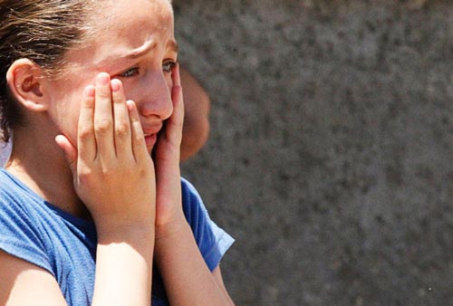 فتاة سورية تبكي