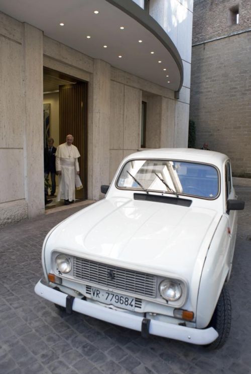 سيارة البابا الجديدة