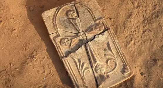 اكتشاف صليب مسيحي عمره 1400 عام في الإمارات يؤكد وجود دير قديم