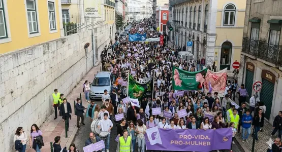 زجاجة حارقة تستهدف مشاركين في “مسيرة من أجل الحياة” في لشبونة وسط إدانات كنسية واسعة