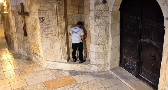 فيديو يوثق محاولة التبول عند دير مار يعقوب في القدس وواقعة بصق قرب حجاج مسيحيين