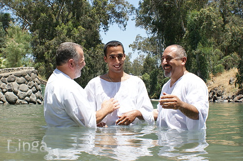 اخبار مسيحية من الاراضي المقدسة - عماد لكنيستين انجيليتين في نهر الاردن