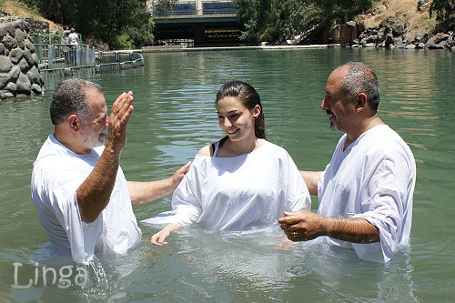 اخبار مسيحية من الاراضي المقدسة - عماد لكنيستين انجيليتين في نهر الاردن