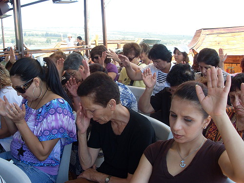 اخبار مسيحية-رحلة النساء الى بحيرة طبريا