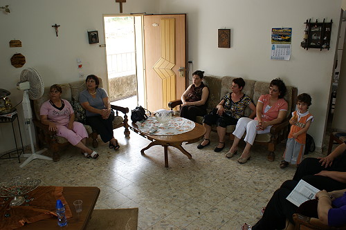 اخبار مسيحية - اجتماع لنساء كنيسة الارسالية العظمى في بيت الاخت نادرة ارشيد