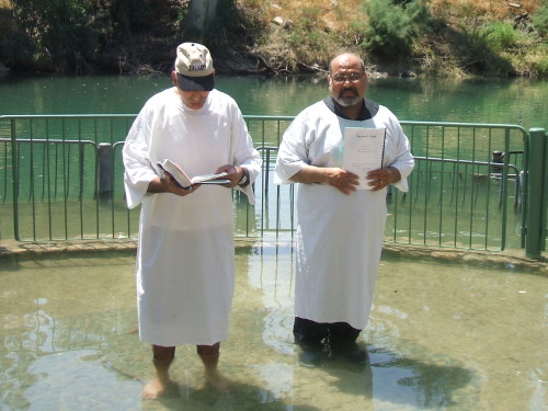 اخبار مسيحية - معمودية 5 اشخاص من البقيعة في نهر الاردن