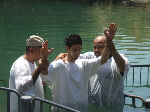 اخبار مسيحية - معمودية 5 اشخاص من البقيعة في نهر الاردن
