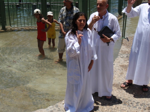 كنيسة الحياة الافضل في الرملة تقوم بخدمة معمودية في نهر الاردن