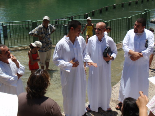 كنيسة الحياة الافضل في الرملة تقوم بخدمة معمودية في نهر الاردن