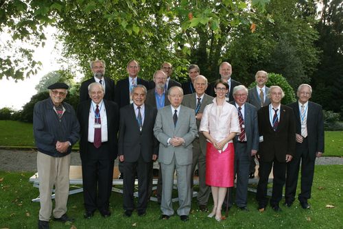 مجموعة من الحاصلين على جائزة نوبل تتوسطهم الكونتيسا بنيتا برنادوت ، راعية المؤتمر