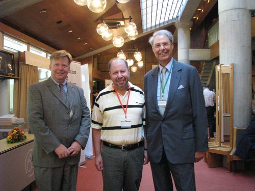 رئيس المؤتمر البروفسور وولفغانغ شورر ، د. اسامة معلم ، بروفسور جرهارد ارتل ، الحائز على جائزة نوبل في الكيمياء لسنة 2007

