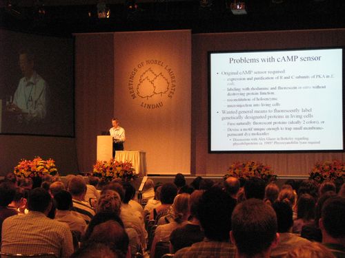 بروفسور روجر تشن ، الحائز على جائزة نوبل في الكيمياء لسنة 2008 في محاضرة حول وسائل جديدة لتحديد المناطق المصابة بأورام سرطانية بواسطة مواد مضيئة