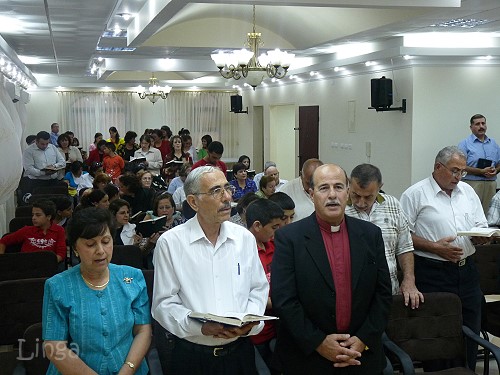 القس منير قاقيش يعظ في كنيسة غزة المعمدانية