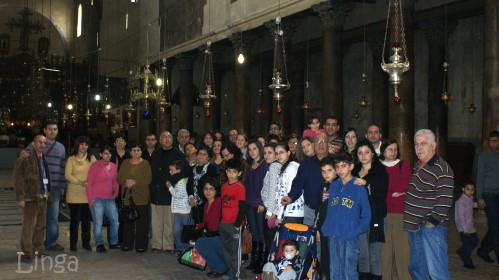 صورة جماعية لاعضاء كنيسة الرامة الانجيلية في كنيسة المهد في بيت لحم