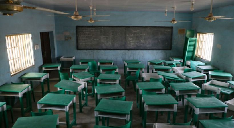 طلاب يفرون من مسلحي الفولاني بعد هجوم على مدرسة إرساليات مسيحية